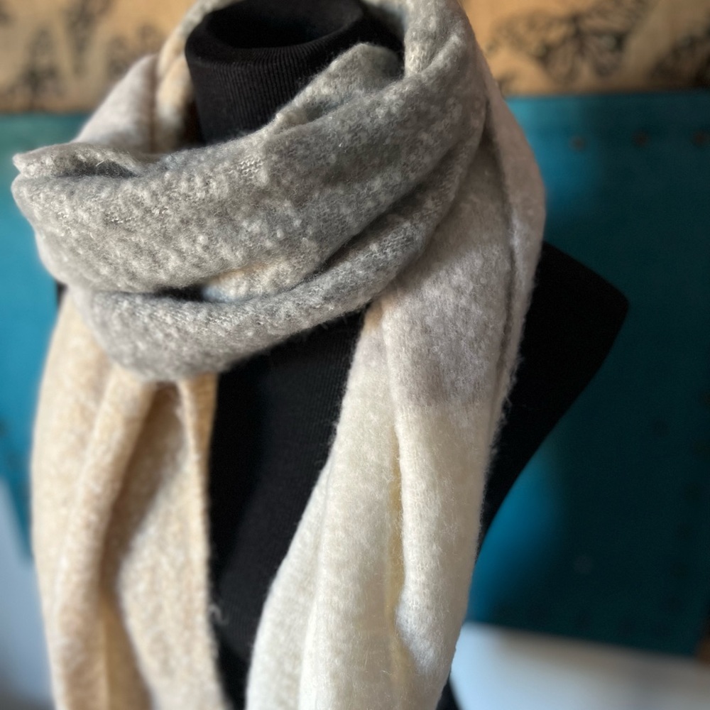 Old Navy Blanket Scarf NWT Neutral Tones Gray Cream White - Picture 5 of 5
